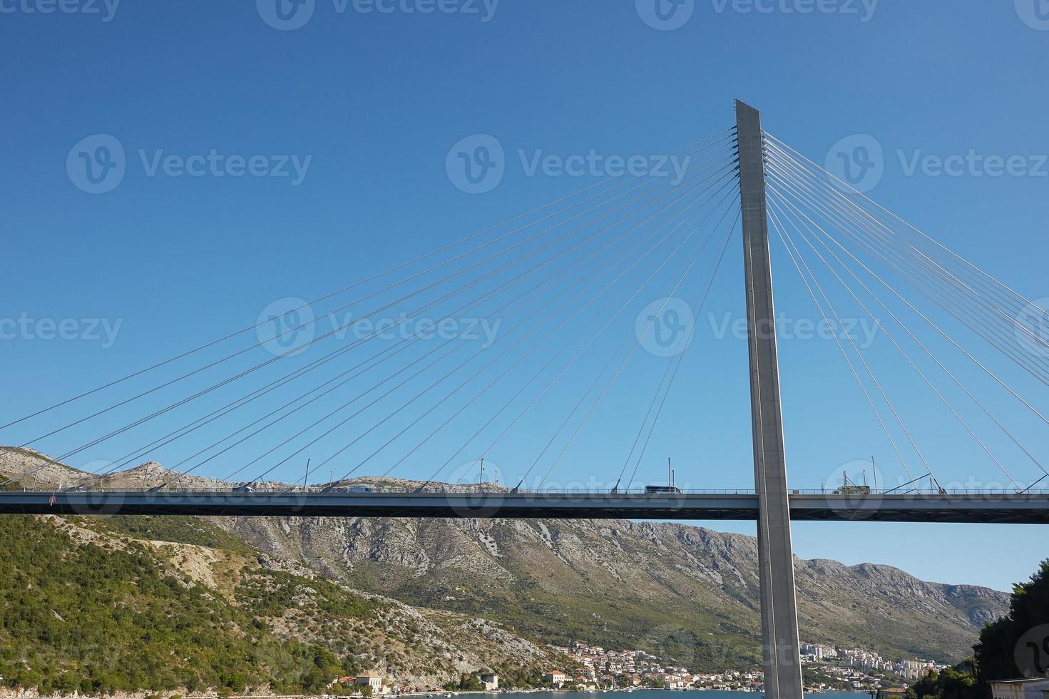 Modern Franzo Tudjmans Cable Stay Bridge em dubrovnik, croácia foto