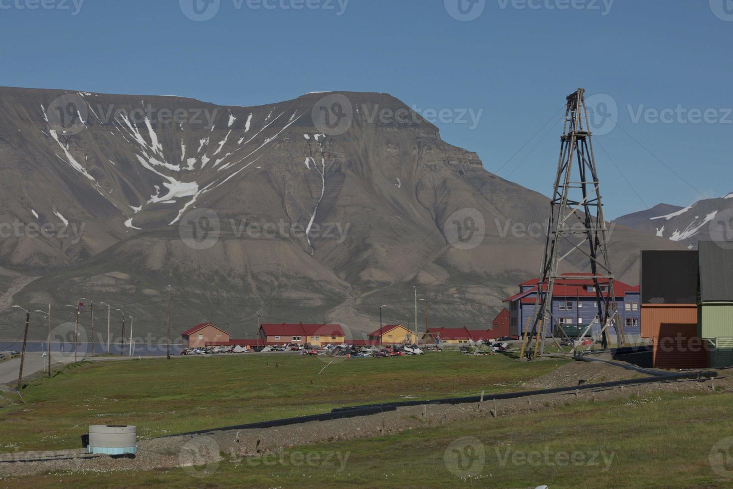 casas de madeira coloridas tradicionais em um dia ensolarado em longyearbyen svalbard foto