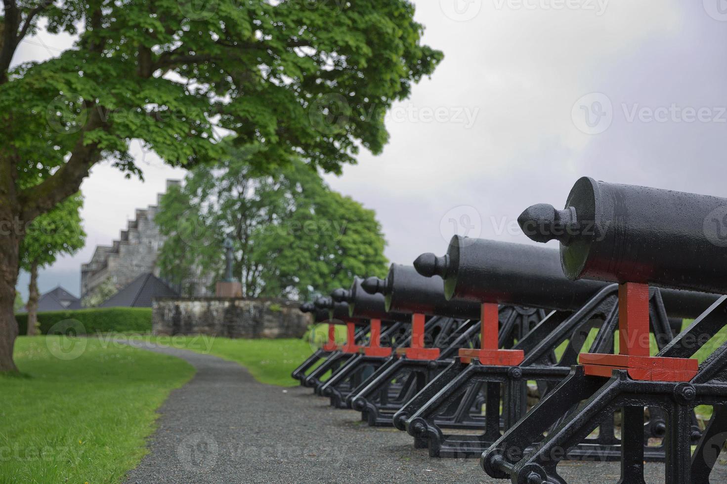 cânones de defesa da cidade colocados no castelo em Bergen, Noruega foto