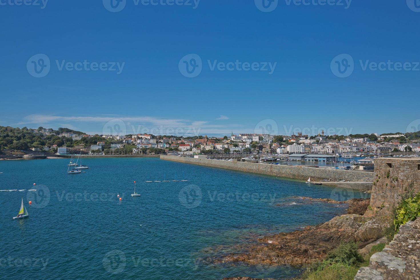 vista panorâmica de uma baía no porto de são pedro nas ilhas do canal de guernsey no reino unido foto