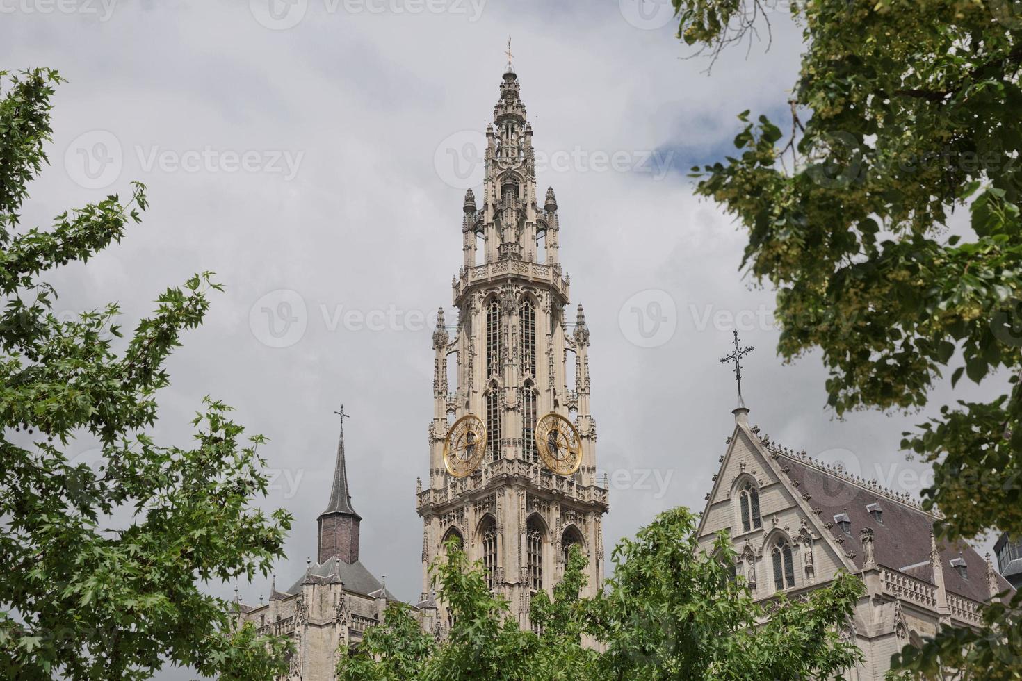 vista de uma catedral de nossa senhora na antuérpia bélgica foto