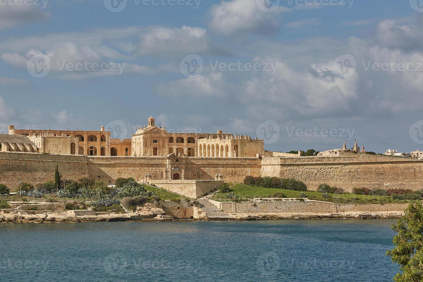 antigo belo palácio em valletta em malta foto