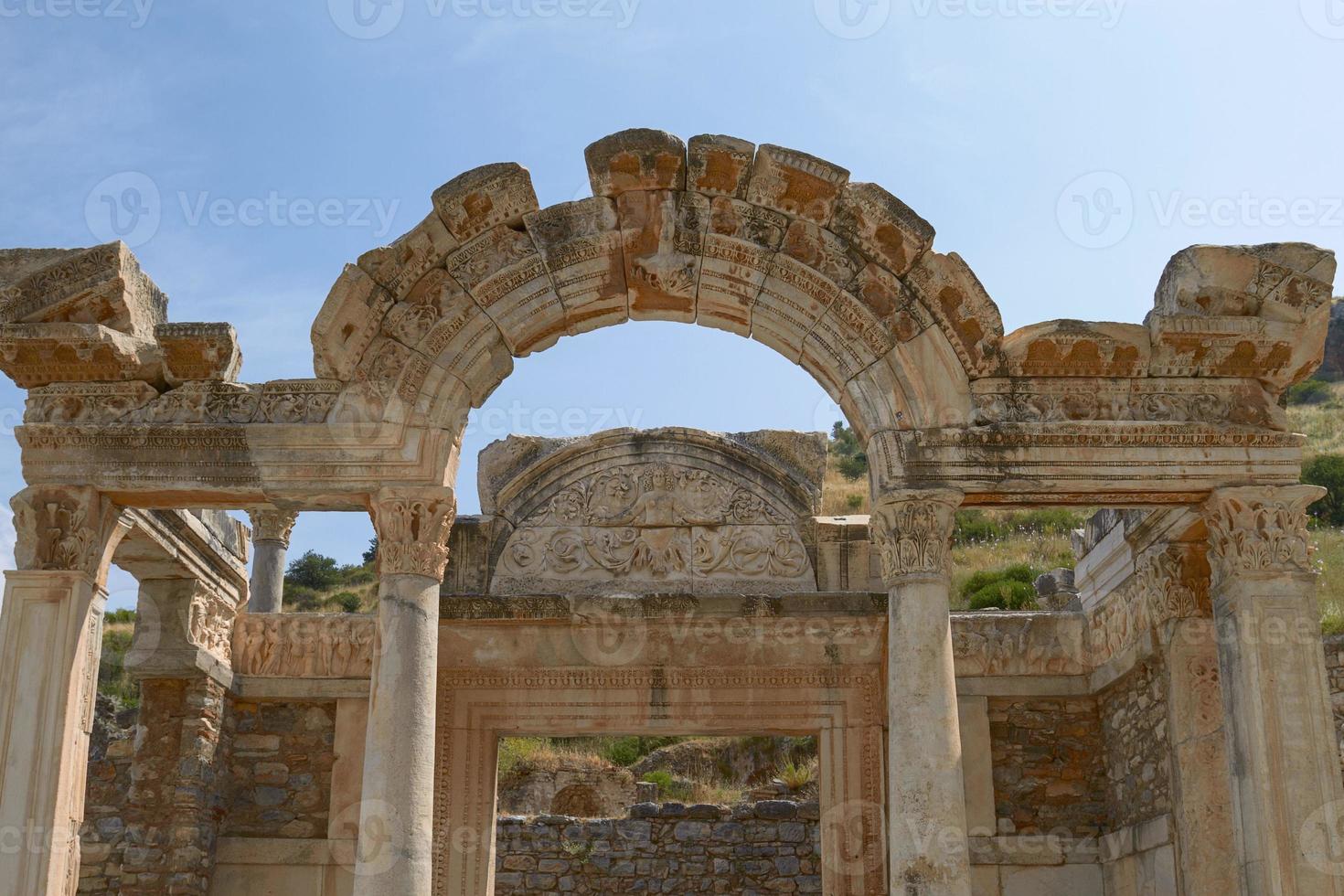 o templo de hadrian na antiga cidade de éfeso, na turquia foto