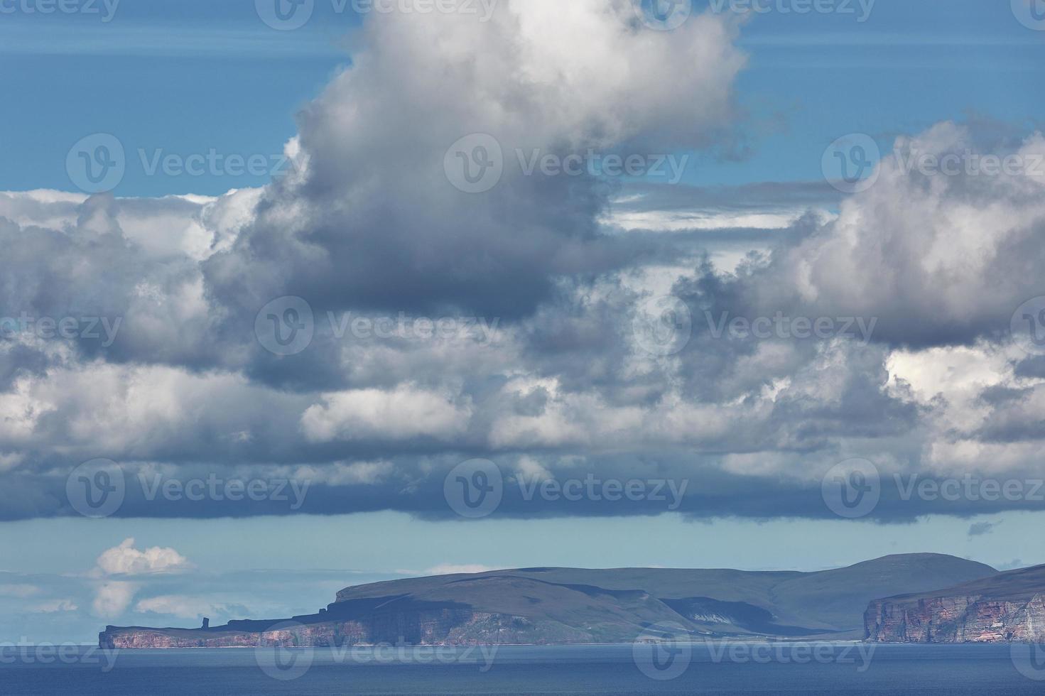 falésias orkney com céu dramático visto de john ogroats sobre o oceano atlântico foto