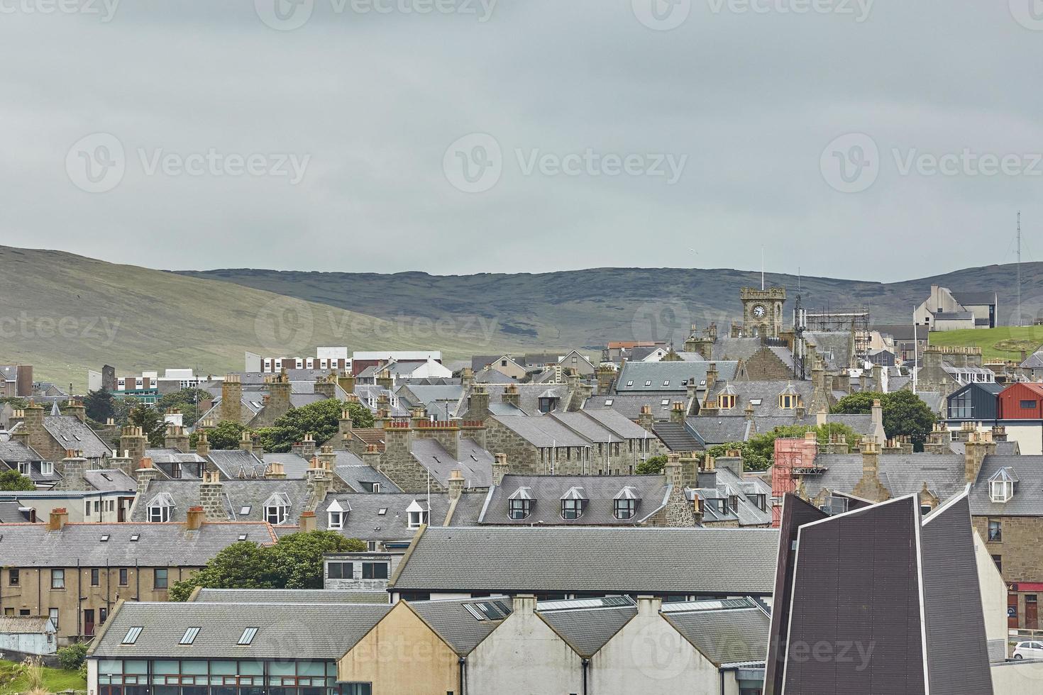 centro da cidade de lerwick sob céu nublado lerwick shetland islands scotland reino unido foto