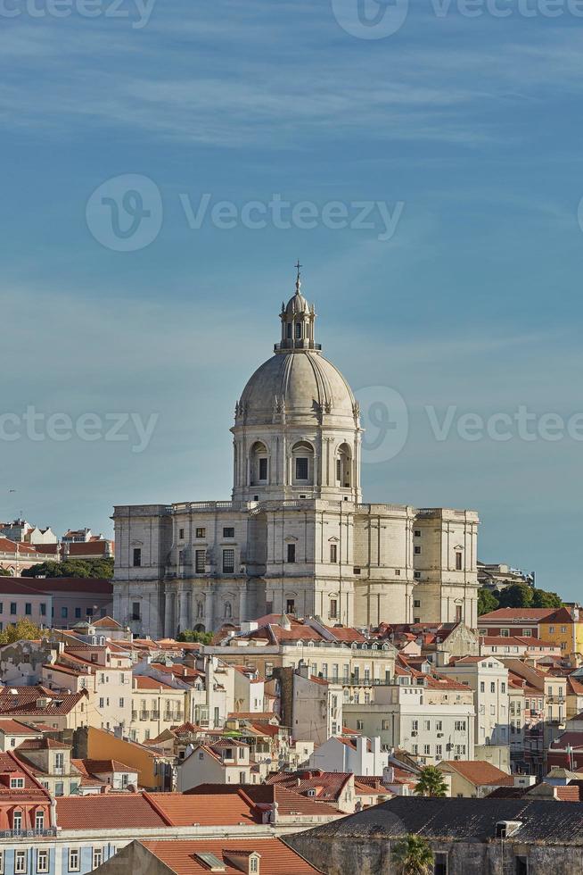 vista do panteão nacional e da linha da cidade de alfama em lisboa portugal foto