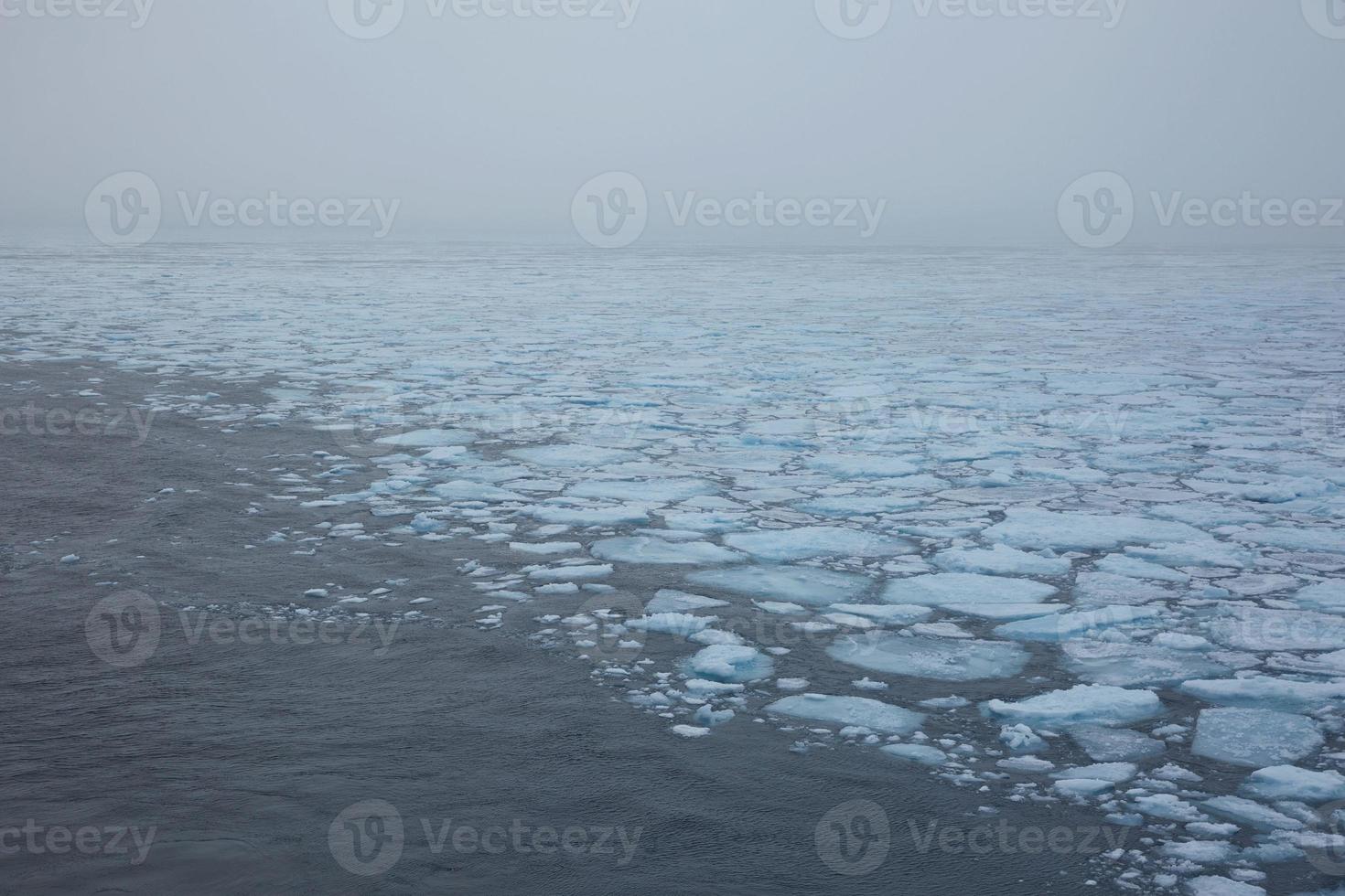 calota polar e a borda da terra congelada ao redor do pólo norte foto