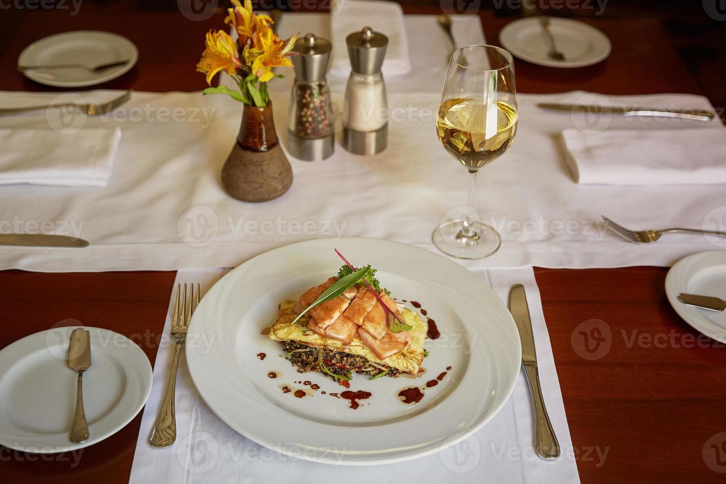 tradicional trucha de peixe peruana servida em restaurante foto