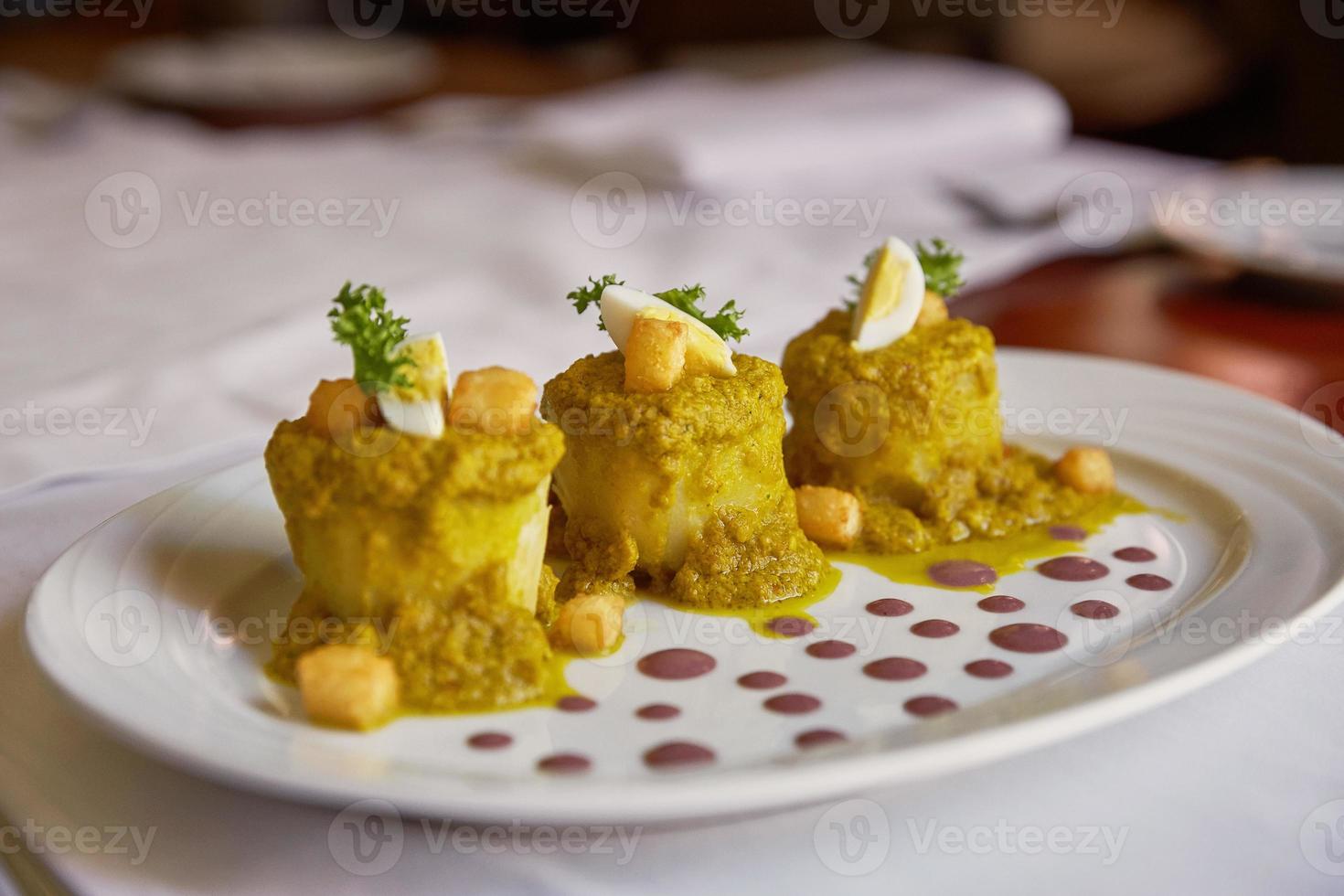 refeição tradicional peruana chamada ocopa arequipena servida em restaurante foto