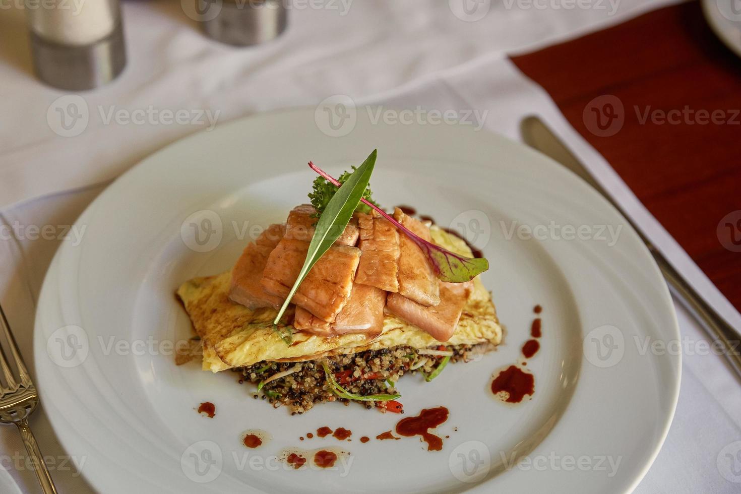 tradicional trucha de peixe peruana servida em restaurante foto