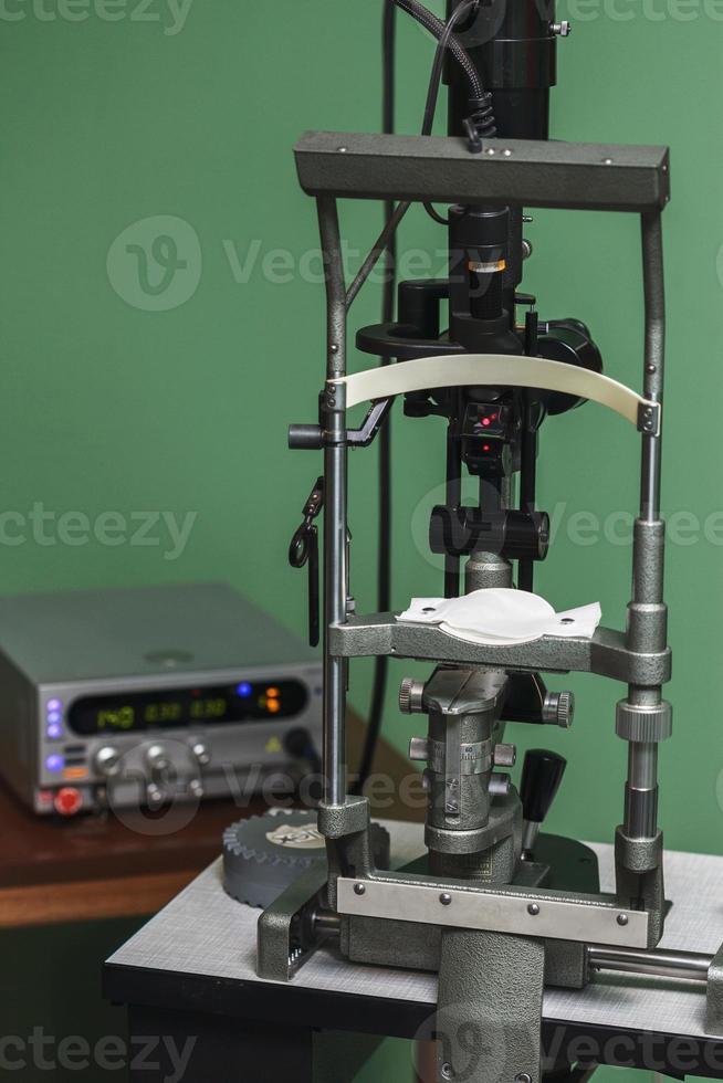 equipamento médico optometrista usado para exames oftalmológicos foto