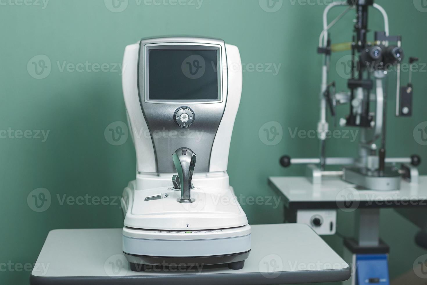 equipamento médico optometrista usado para exames oftalmológicos foto