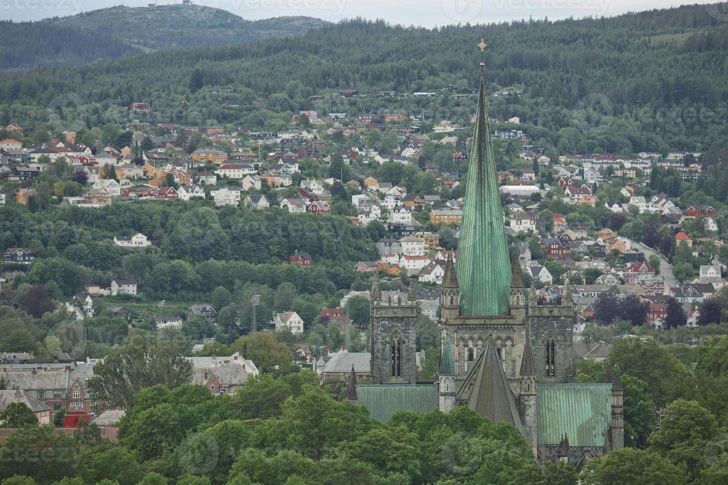 a catedral de nidaros no centro da cidade de trondheim na noruega foto