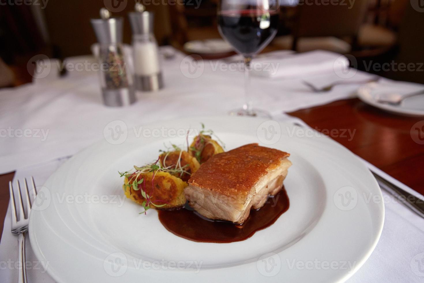 refeição tradicional peruana chamada chicharron de panceta de cerdo servida em restaurante foto