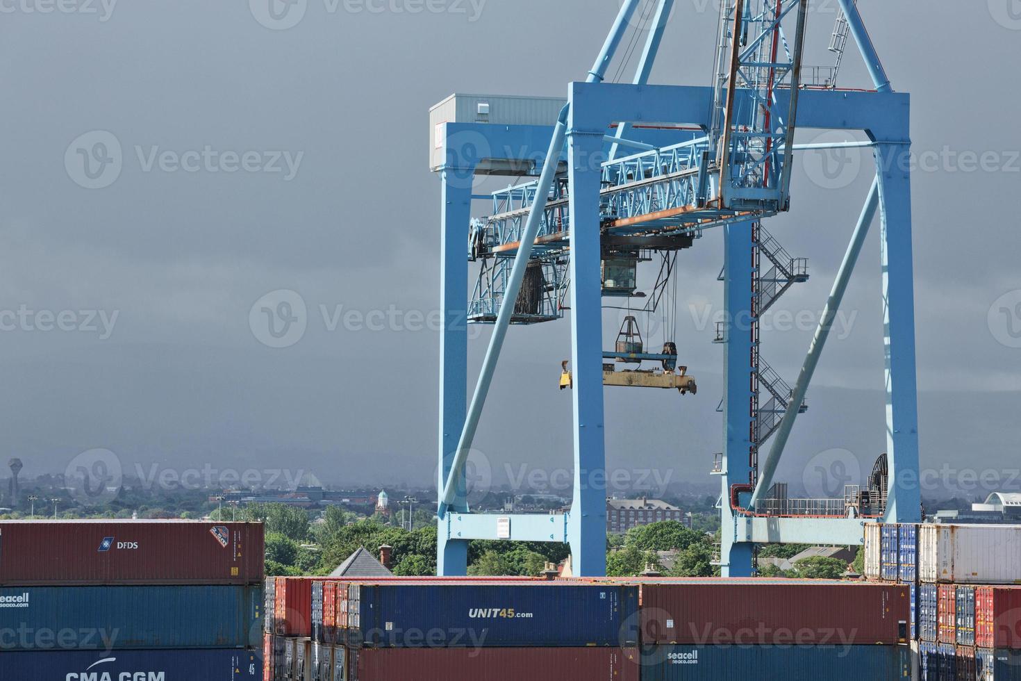 grandes guindastes industriais carregando contêineres no porto de dublin, na irlanda foto