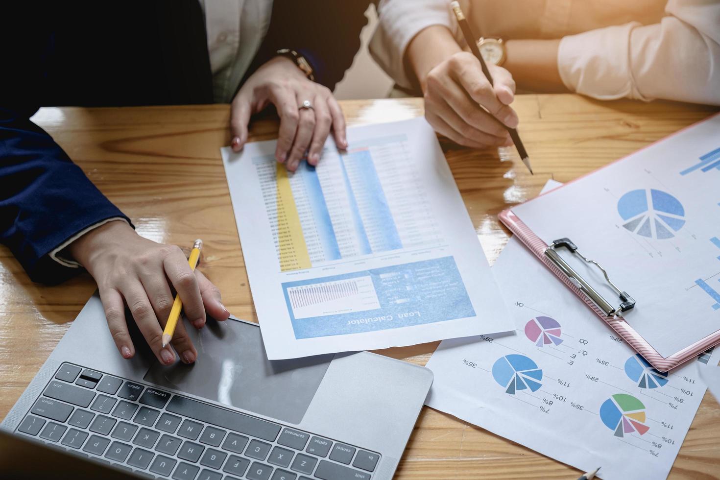 close-up de mulher de negócios e parceiro usando calculadora e laptop para calcular finanças, impostos, contabilidade, estatísticas e pesquisa analítica, suporte de grupo e conceito de reunião foto