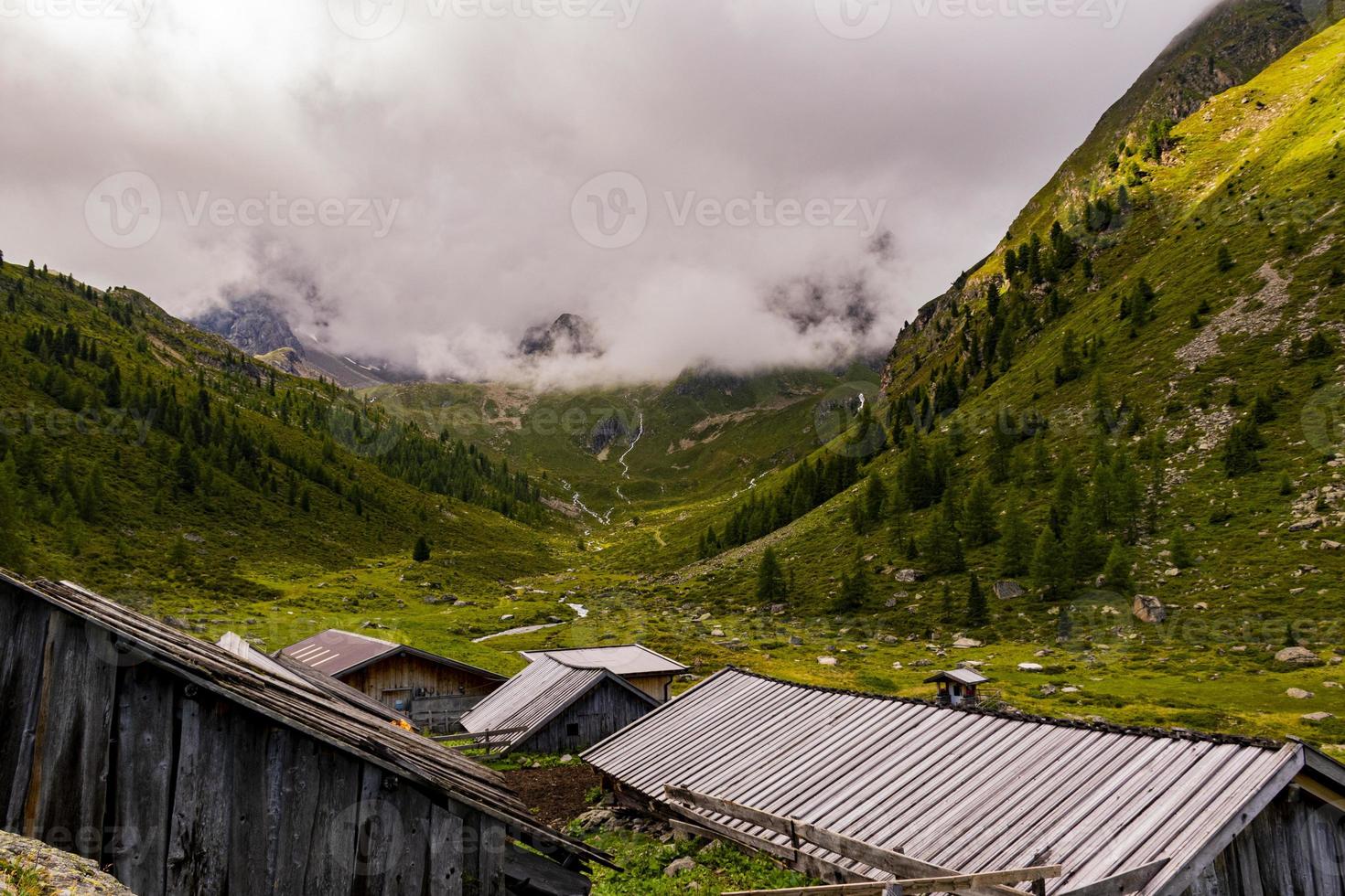 cabana de montanha e nuvens foto