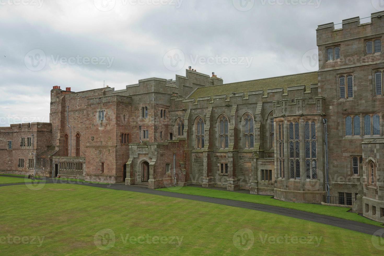 vista do castelo de bamburgh em northumberland inglaterra reino unido foto