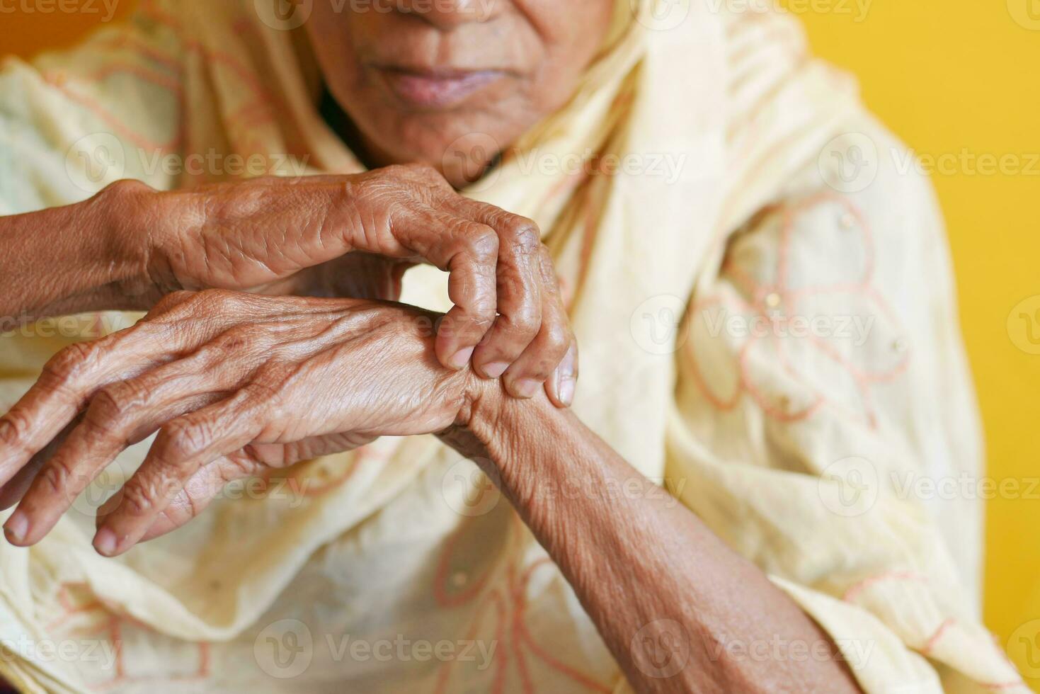 idosos mulher sofrimento dor em mão foto