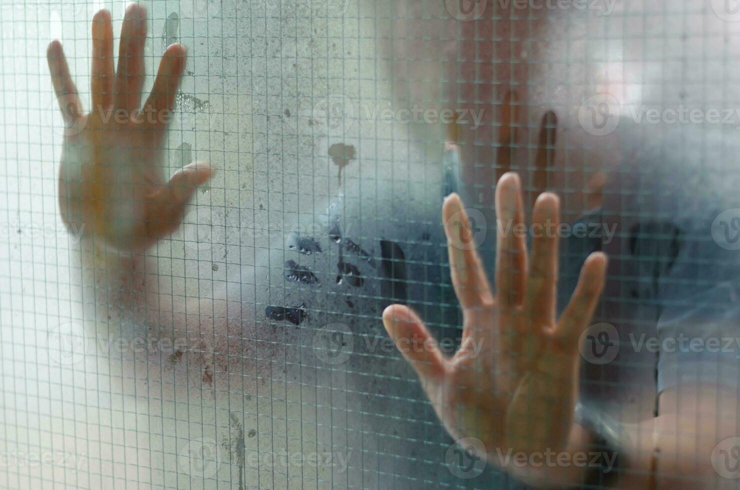 humano mãos em a nebuloso vidro foto