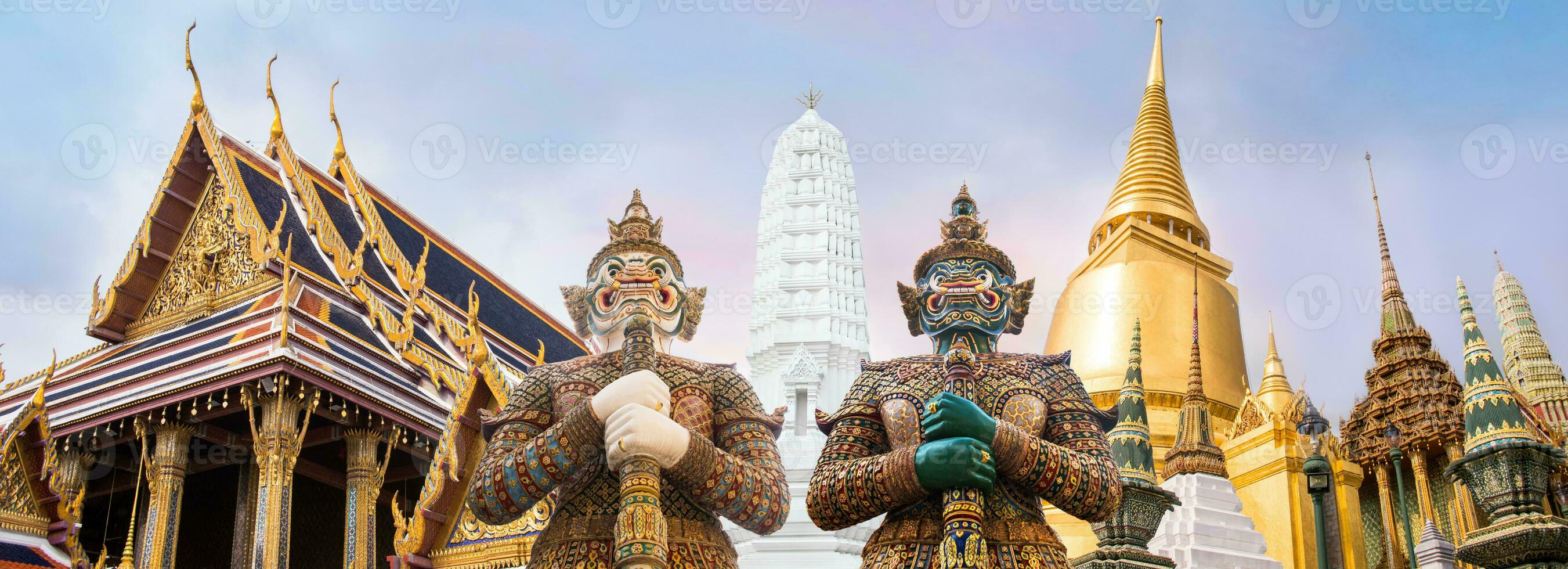 wat phra kaew, templo do Buda esmeralda, wat phra kaew é um dos locais turísticos mais famosos de bangkok foto