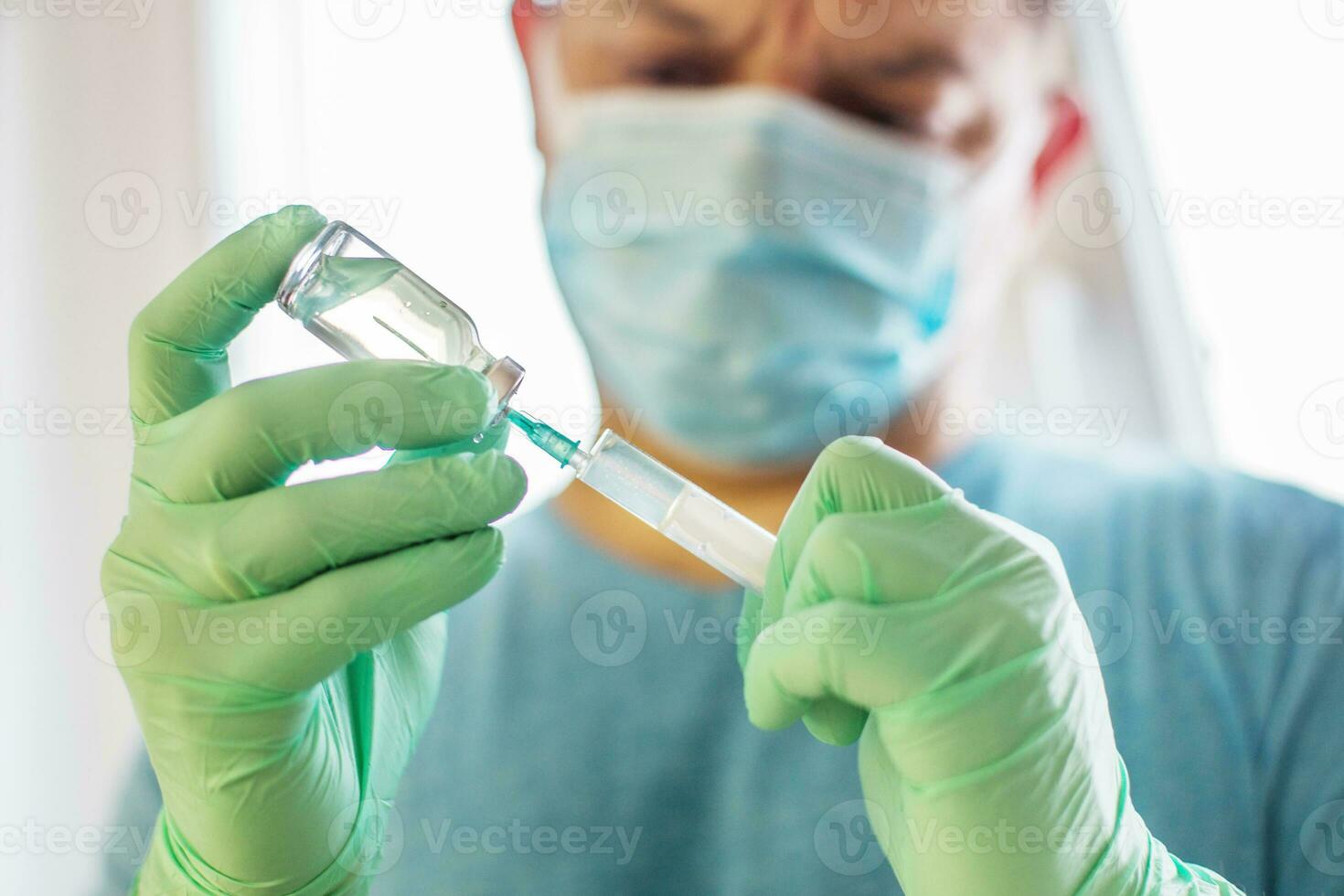 mãos do médico enchendo uma seringa com vacina. conceito de medicina, vacinação e droga. injeção de dose de frasco de medicamento foto
