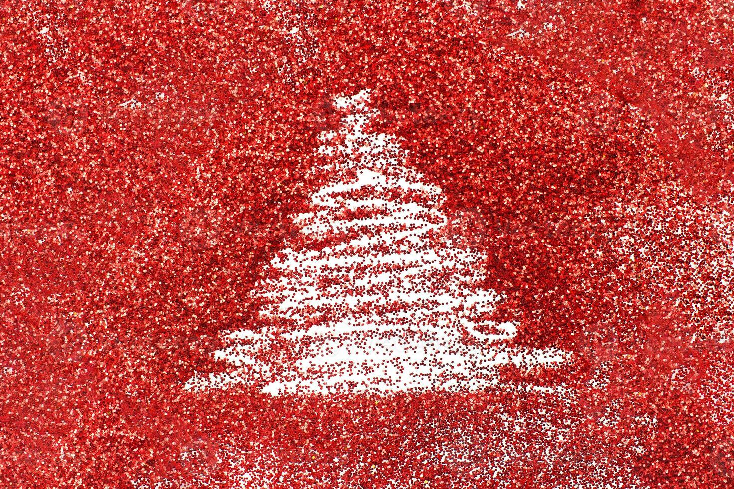 árvore de natal desenhada pelo dedo em fundo de confete vermelho brilhante foto