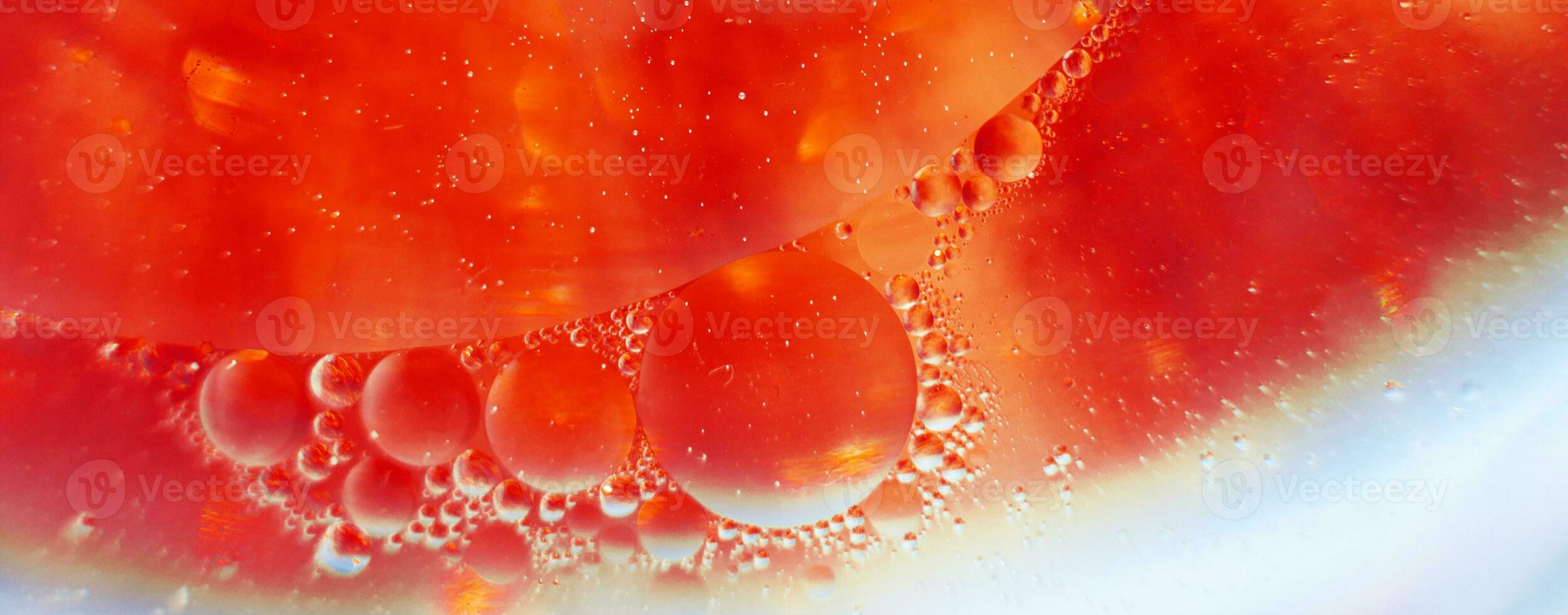 bolhas de óleo fecham. círculos de macro de água. abstrato laranja e vermelho ardente. bandeira foto