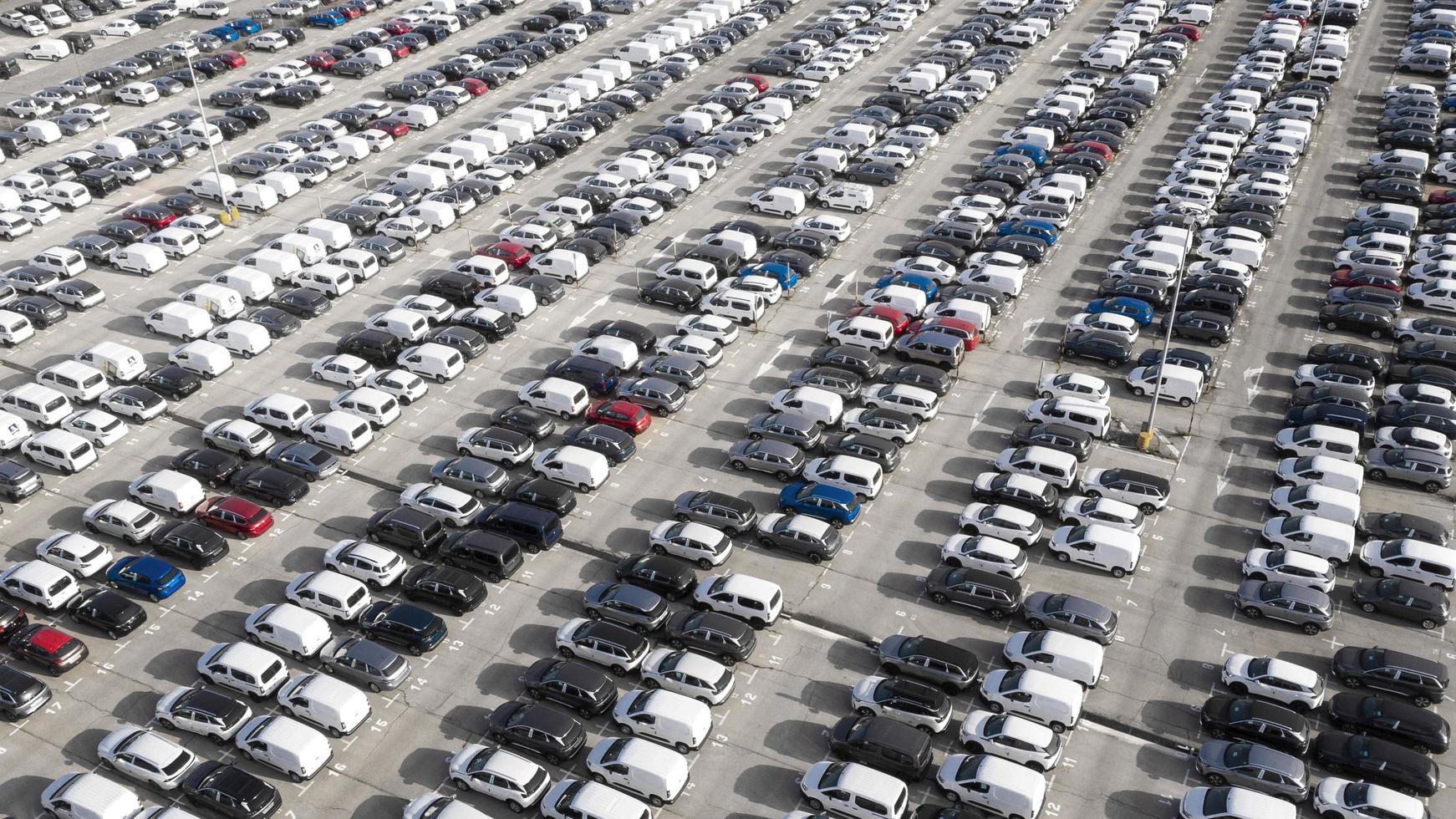 conceito de transporte com carros estacionados foto