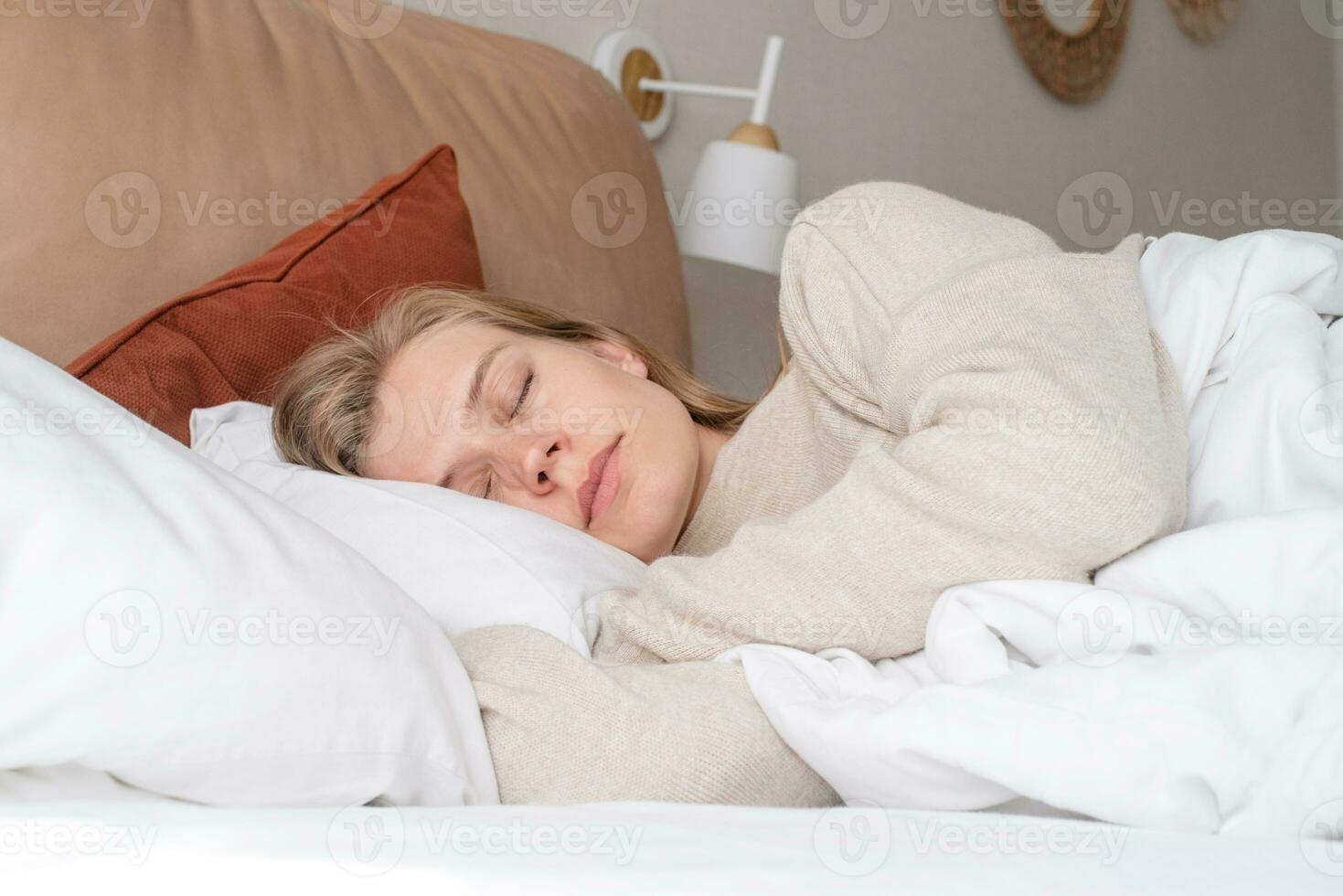 mulher dormindo às cama às casa foto