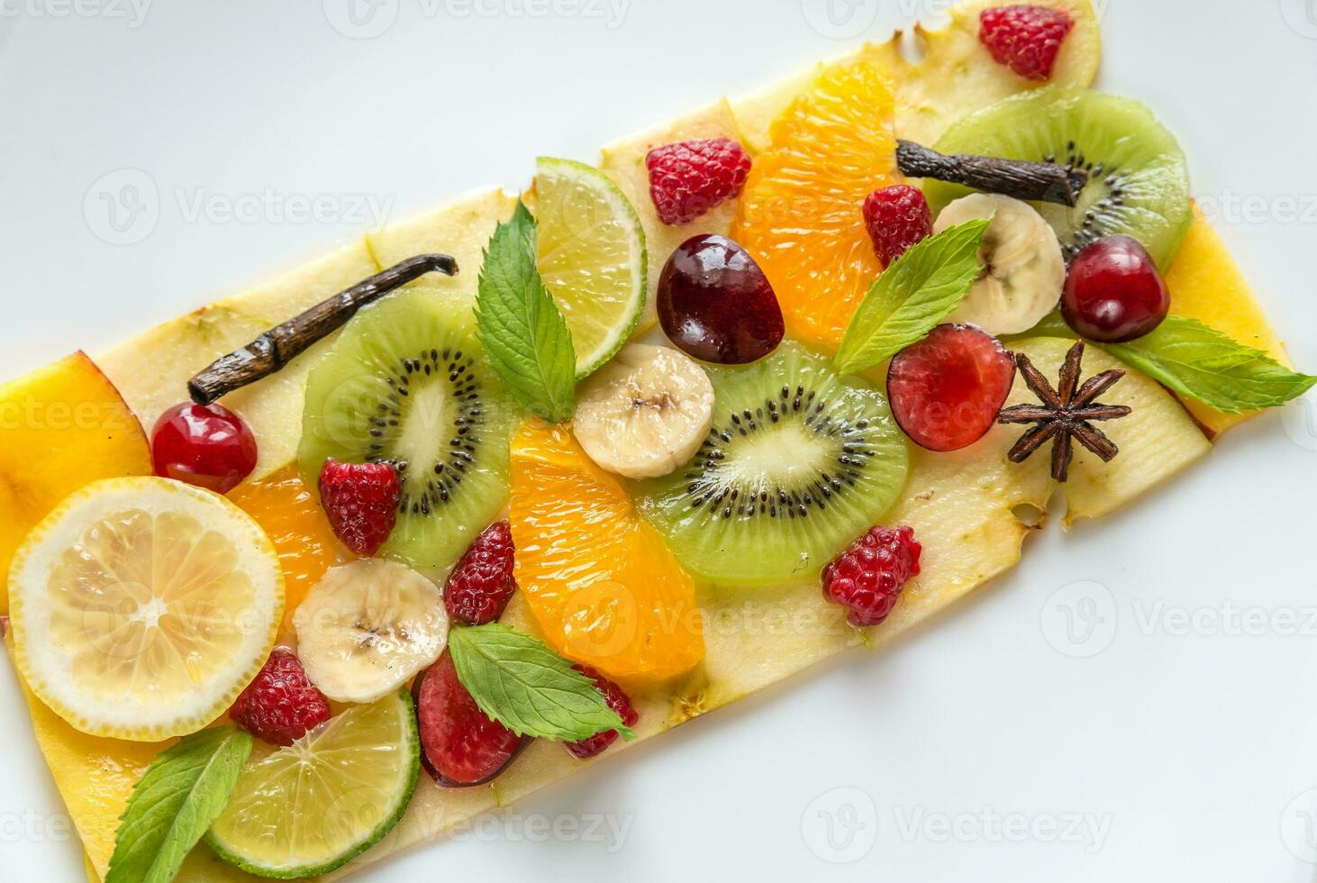 carpaccio de frutas e bagas foto