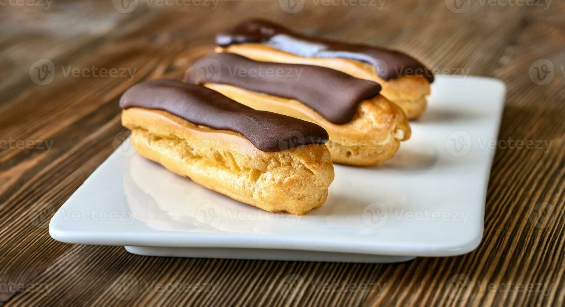 eclairs com cobertura de chocolate foto