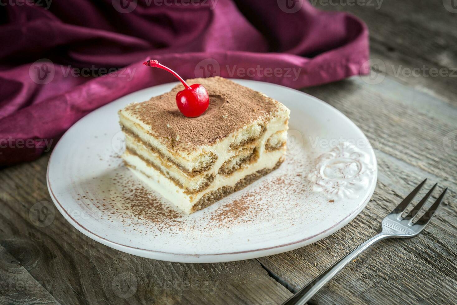 tiramisu no prato no fundo de madeira foto