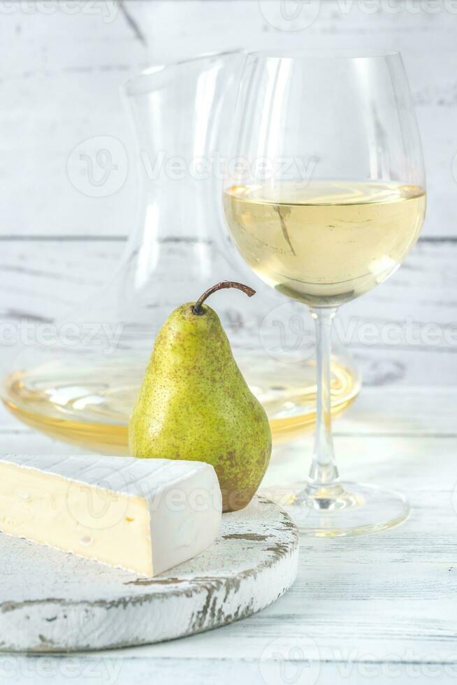 vidro do branco vinho com queijo e peras foto