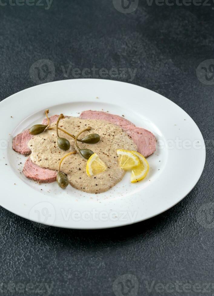 vitello tonnato - vitela fatiada fria foto