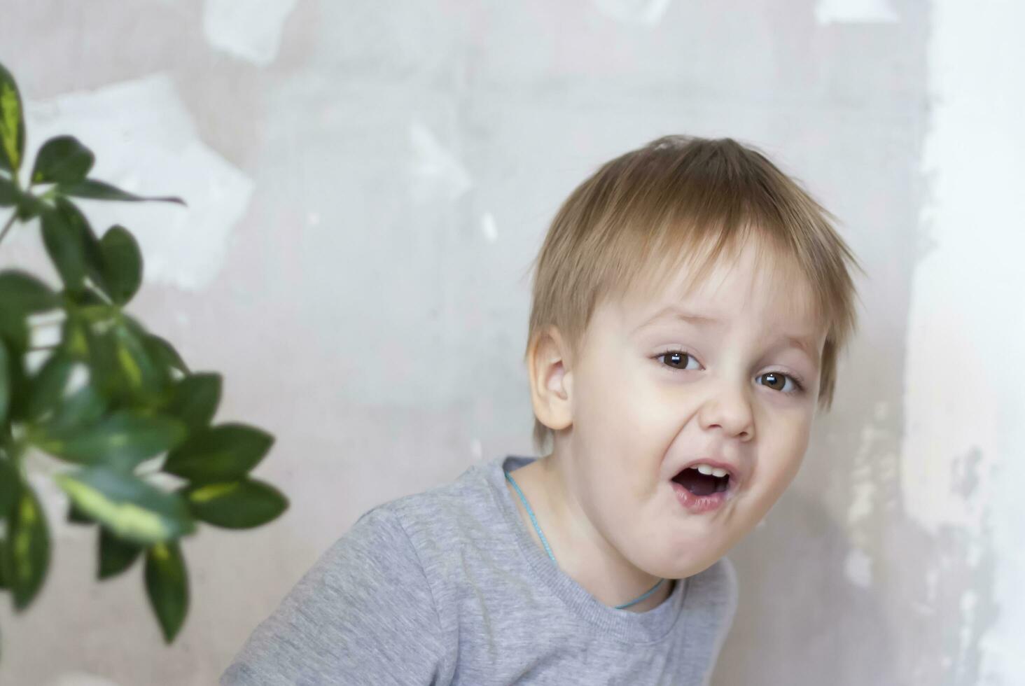 retrato do uma fofa pequeno garoto. uma criança com uma brilhante emoção em dele face. sucesso, brilhante ideia, criativo Ideias. foto