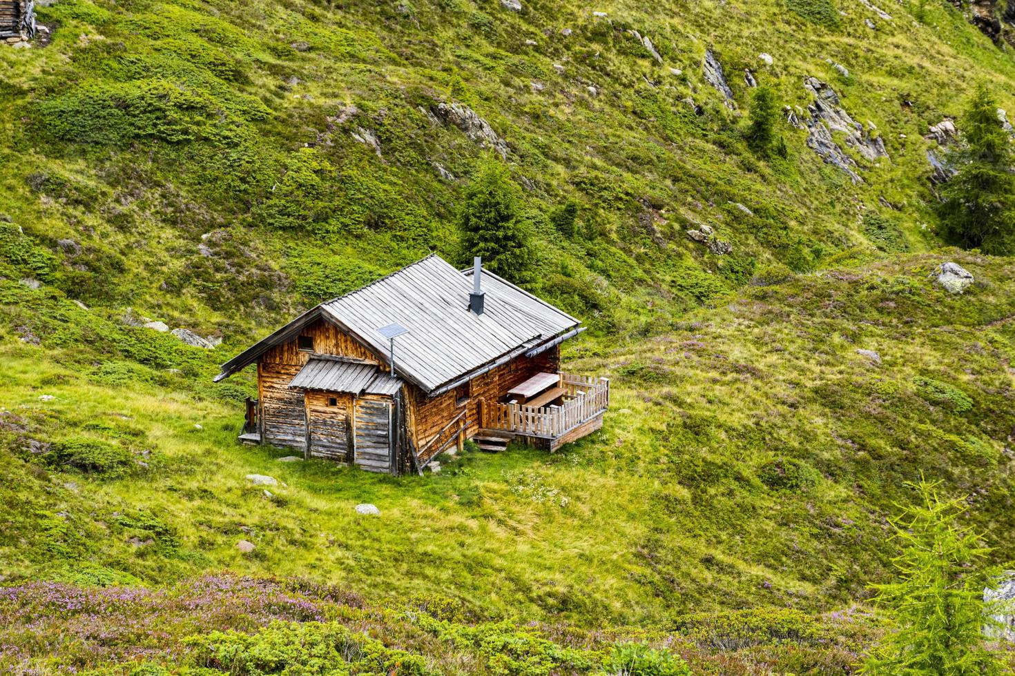 cabana de madeira nos Alpes austríacos foto