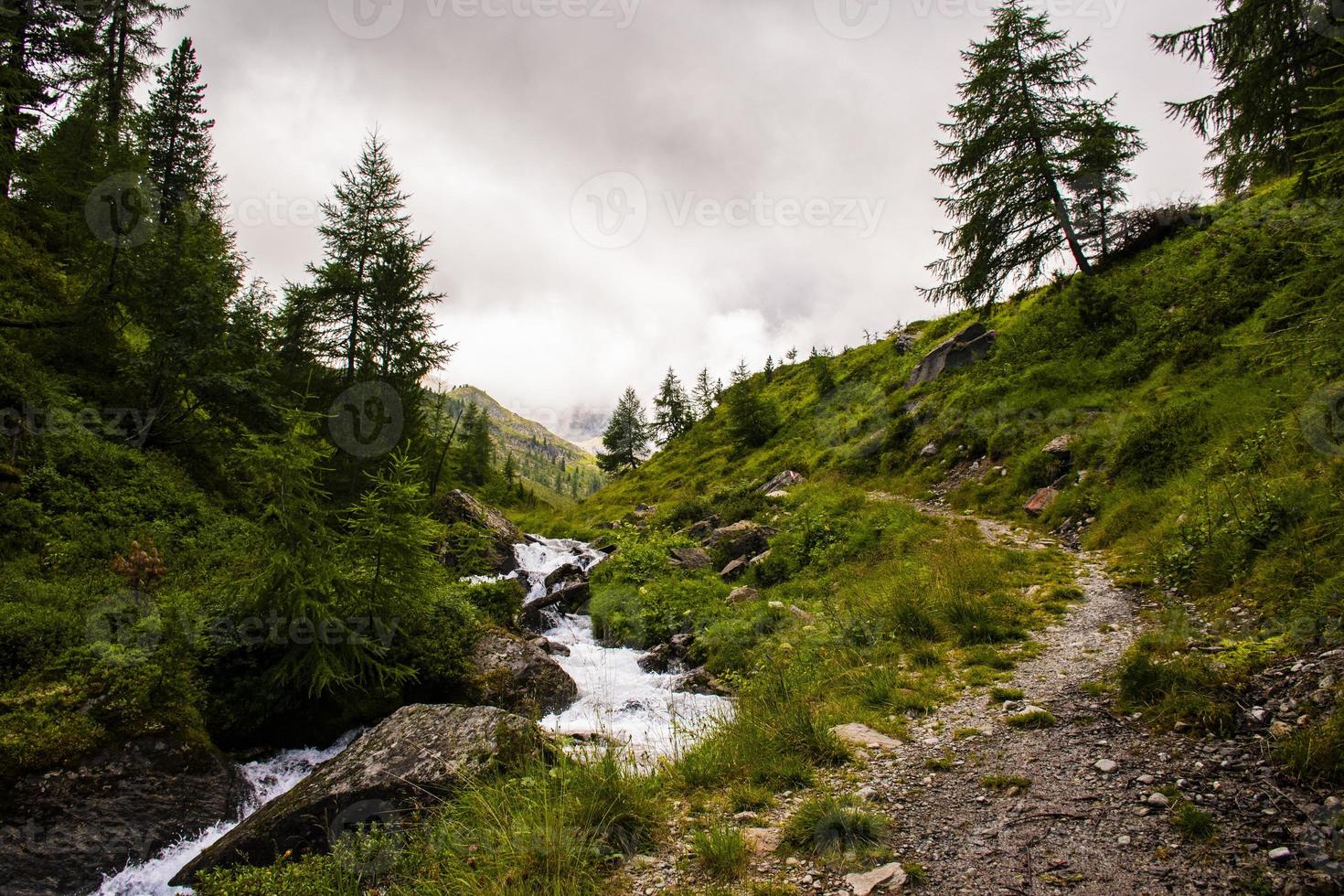 córregos nos Alpes do sul do Tirol sete foto