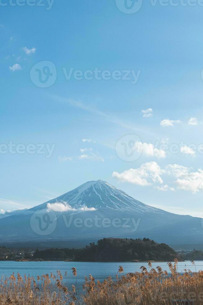 montar Fuji a partir de kawaguchiko lago dentro yamanashi, Japão. lago Visão com Fuji montanha fundo. foto