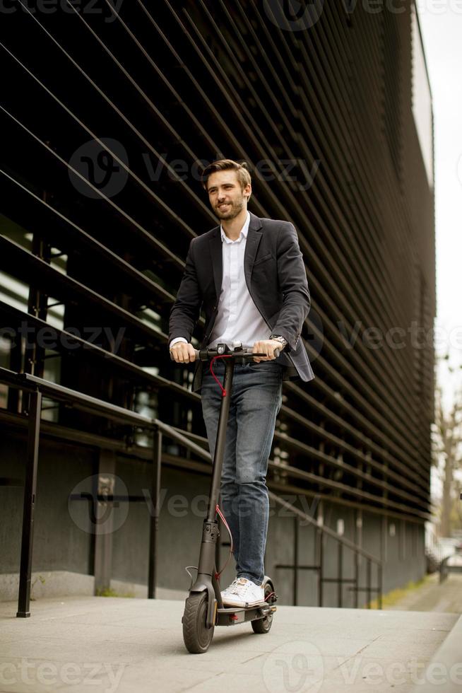 visão vertical de um empresário andando de scooter foto
