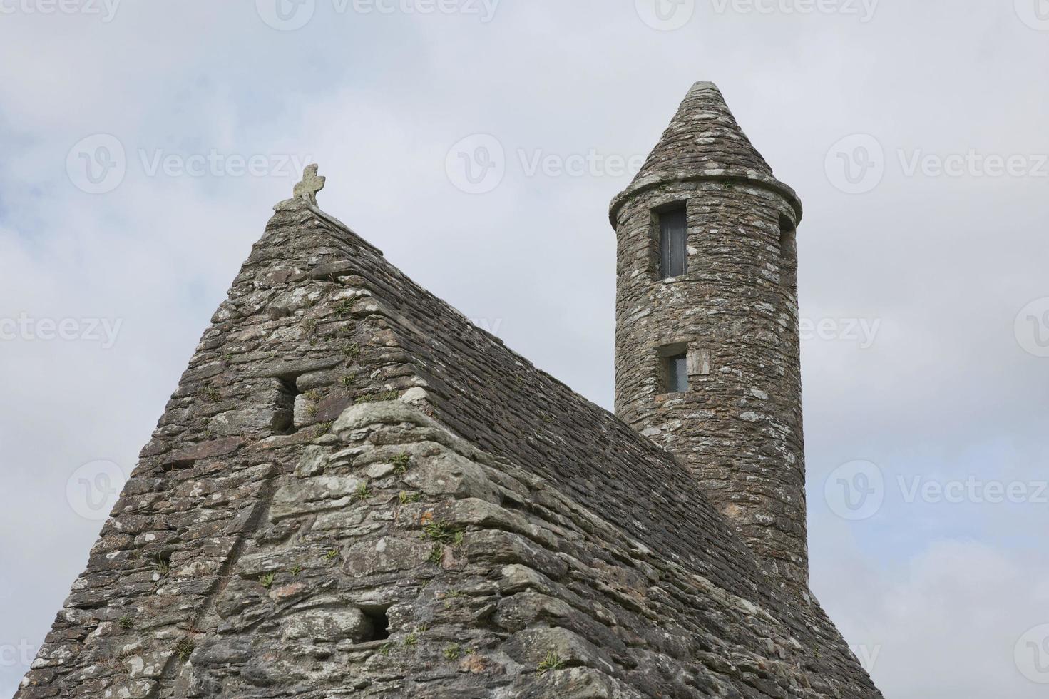 ruínas de um assentamento monástico, construído no século 6 em glendalough, irlanda foto