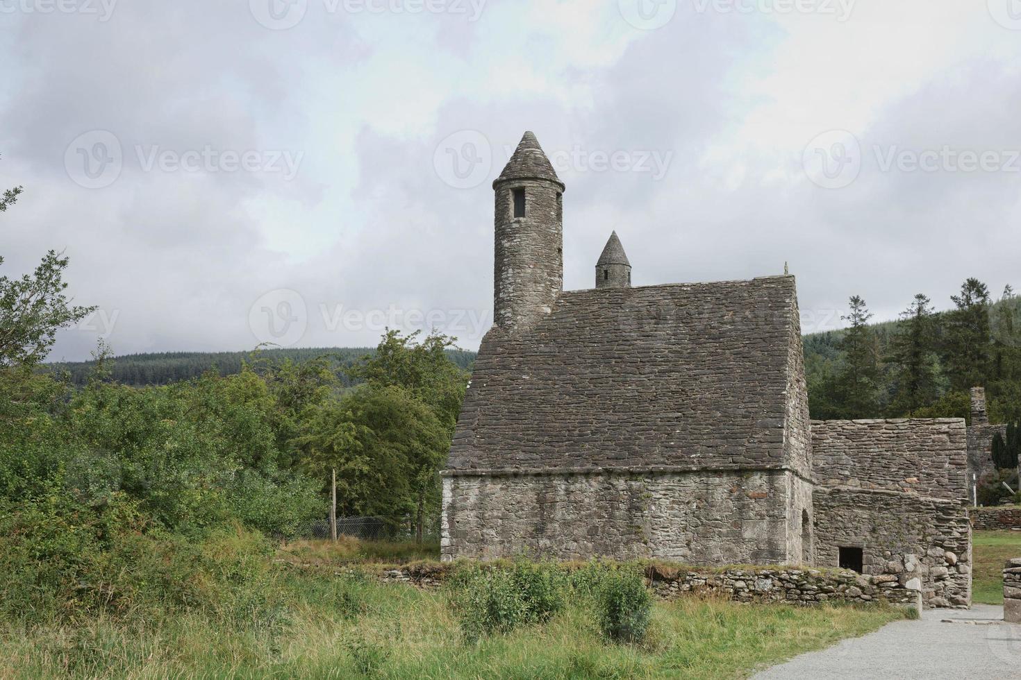 ruínas de um assentamento monástico, construído no século 6 em glendalough, irlanda foto