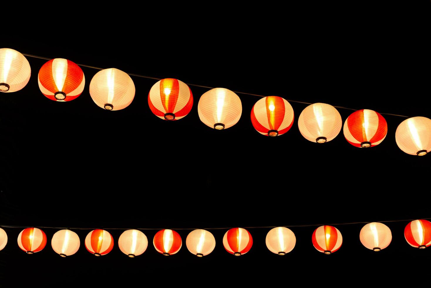 brilhante luz japonês luminária dentro a festival às noite Tempo com Sombrio céu fundo foto
