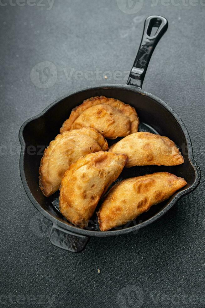 empanadas tortas recheado carne refeição Comida lanche em a mesa cópia de espaço Comida fundo rústico topo Visão foto