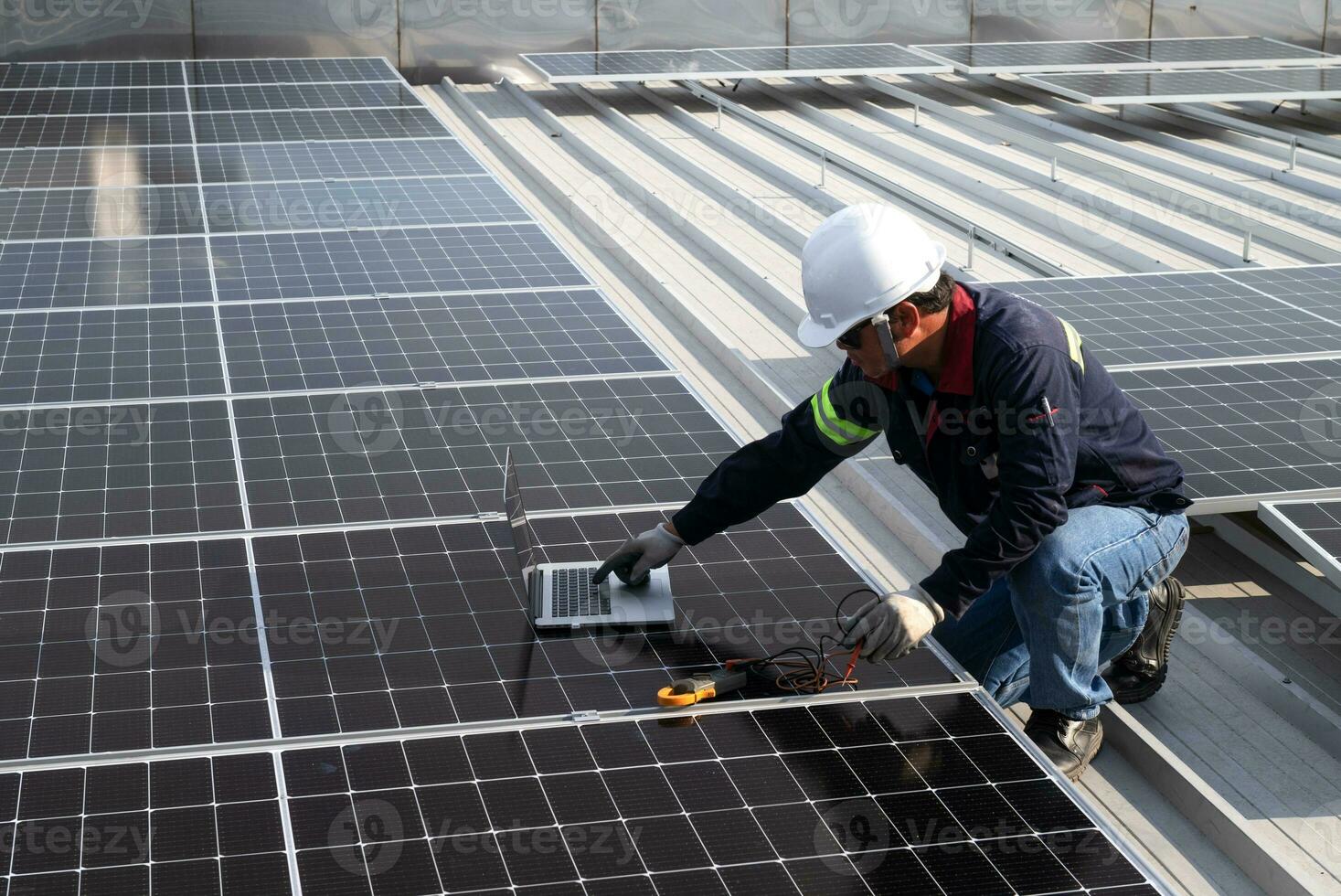 técnico inspecionando solar painéis em fábrica cobertura Verifica e manter a solar painel cobertura uma equipe do técnicos instalando solar painéis em a cobertura do uma arranha-céus construção foto