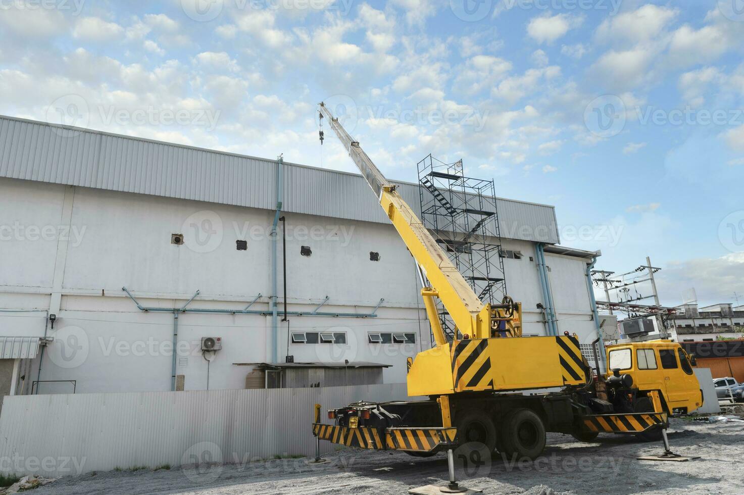 industrial guindaste trabalhando e elevação poder gerador debaixo luz solar e azul céu, pesado equipamento guindaste foto