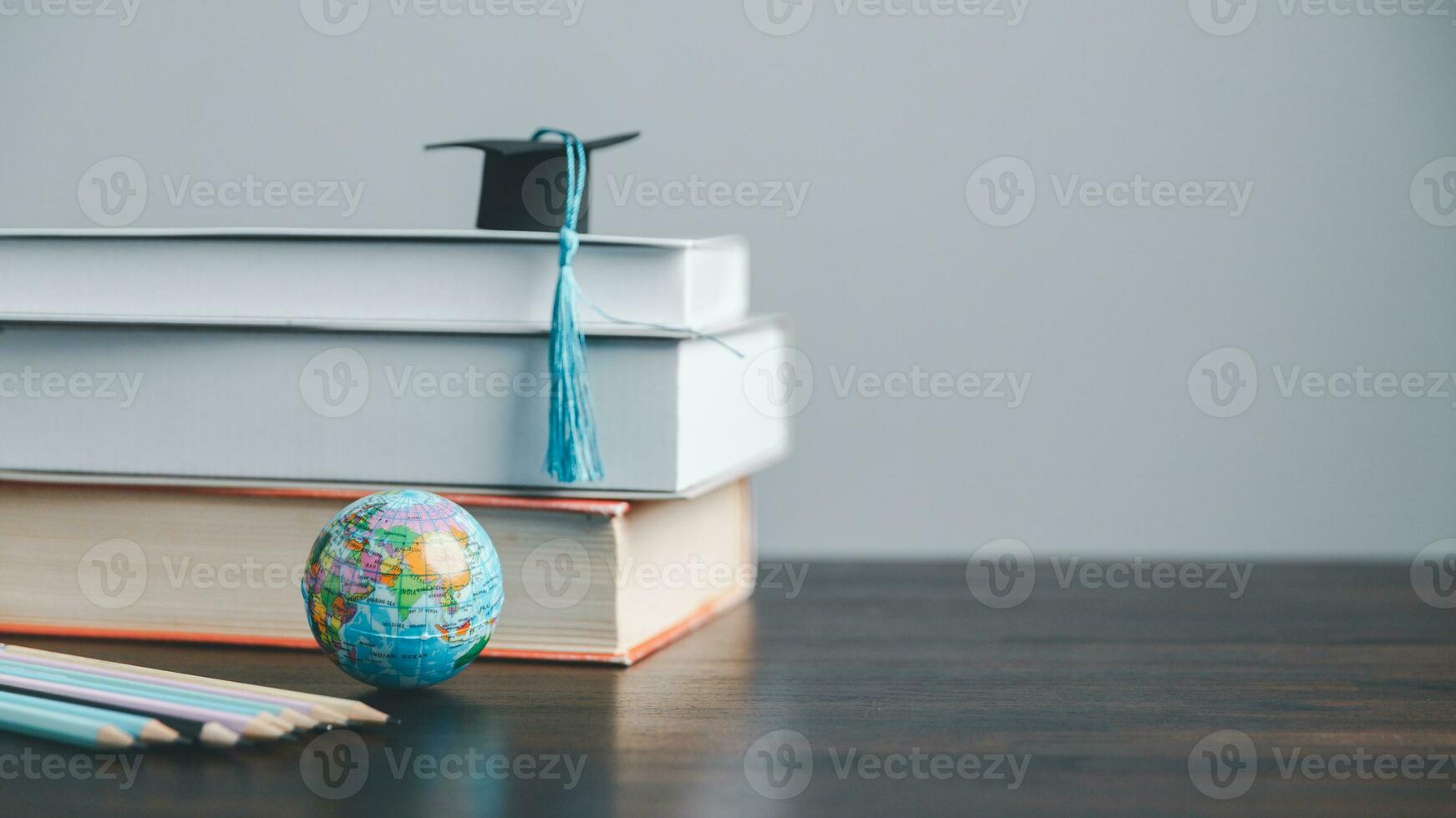 graduação boné com terra globo. conceito do global o negócio estudar, no exterior educacional, costas para escola. Educação dentro global mundo, estude no exterior o negócio dentro universidades dentro mundialmente. língua estude foto