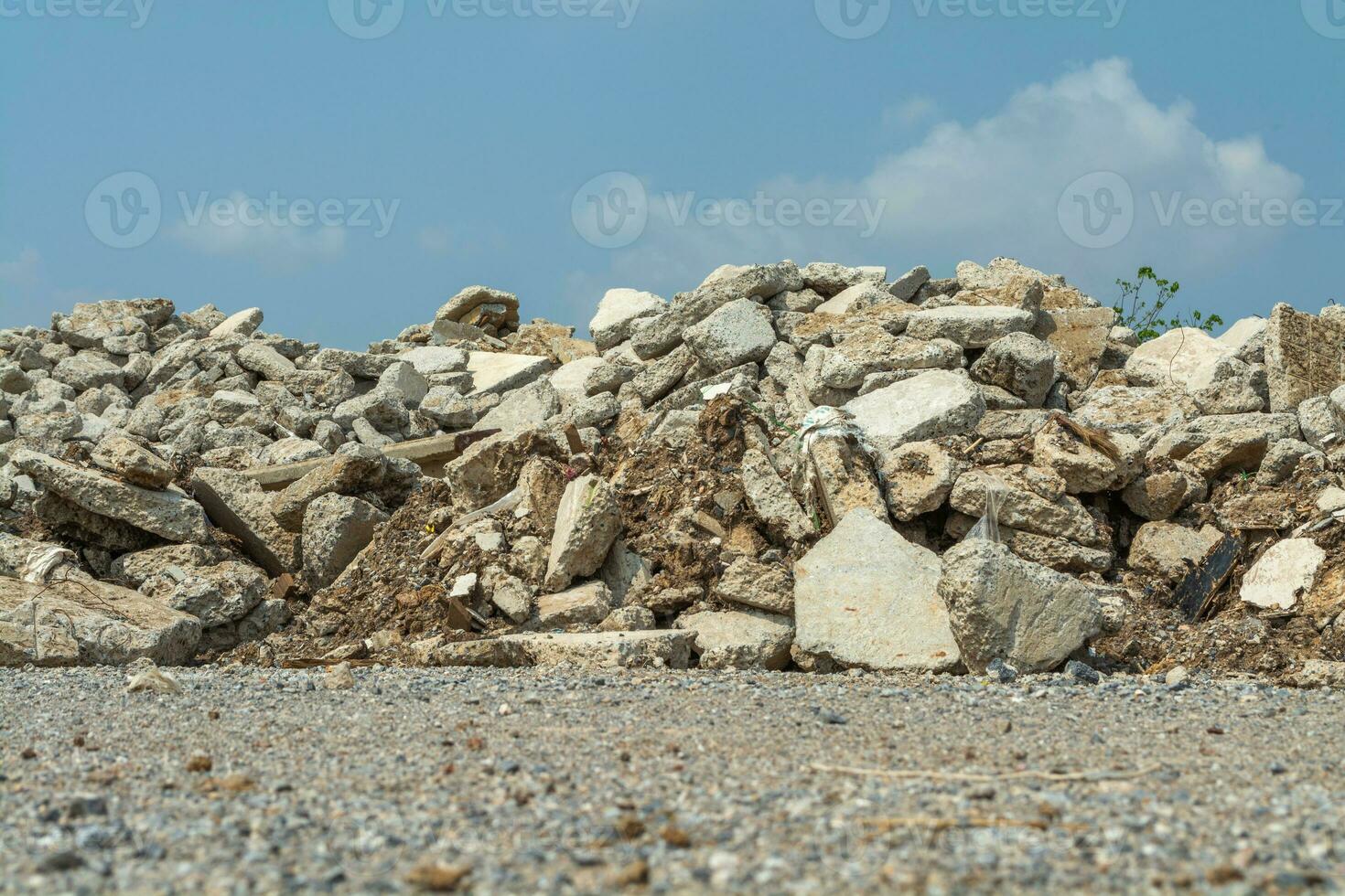 arruinado destroços, Pedregulho dentro ao ar livre natureza foto