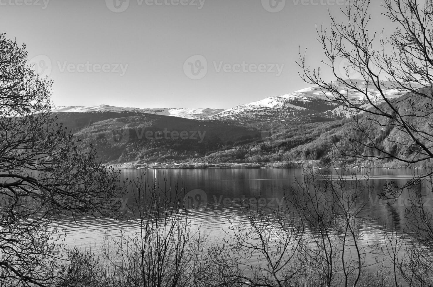 Nordfjord dentro Noruega dentro Preto e branco. Visão do montanhas coberto com neve. foto