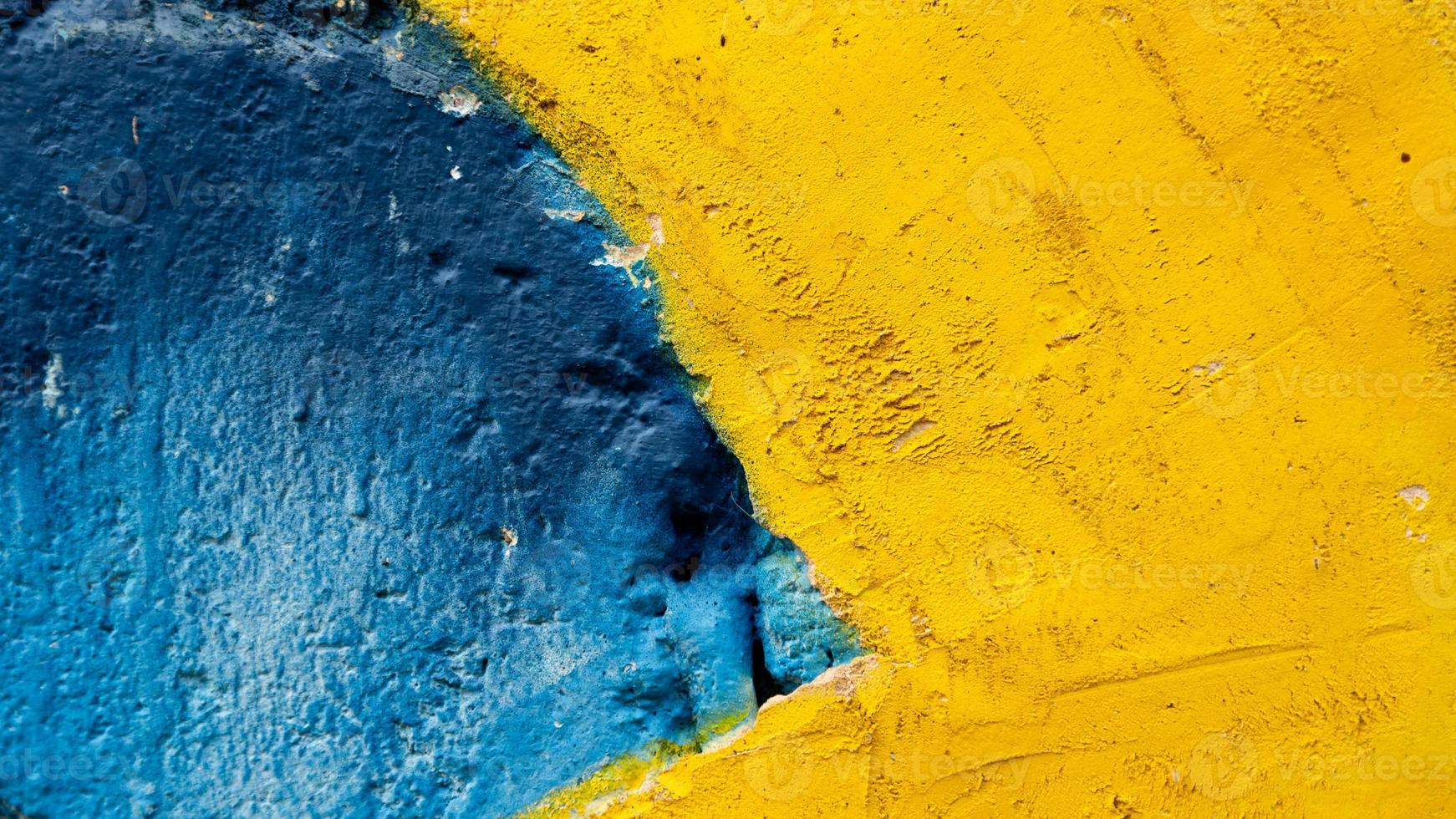 velho muro de cimento azul e amarelo foto